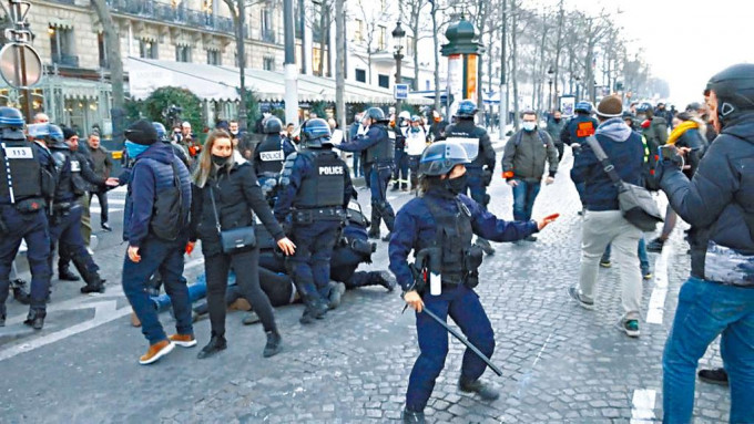 巴黎警方驱散抗议新冠疫苗及防疫限制的示威者。 