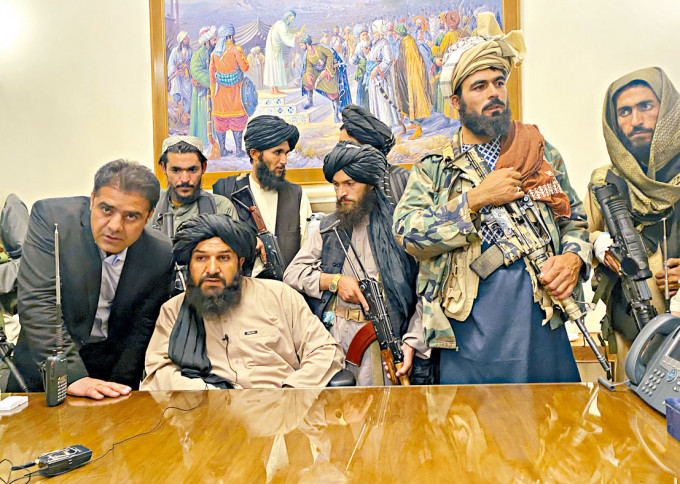 塔利班战士控制总统府。