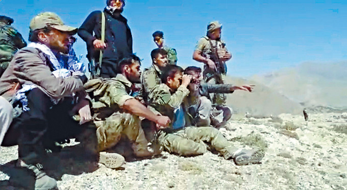 ■反塔利班人員在潘傑希爾谷一處山頭瞭望。
