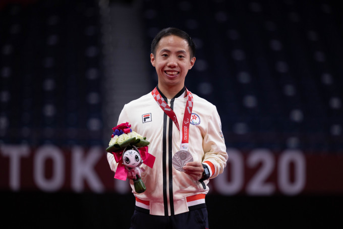 朱文佳拿下银牌，笑逐颜开。 香港残疾人奥委会暨伤残人士体育协会图片