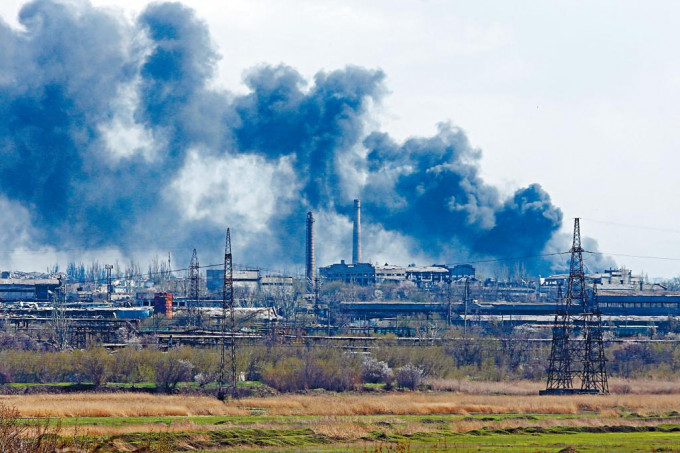 周三，遭俄军围困的亚速钢铁厂的上空硝烟滚滚。