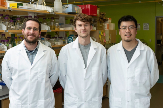 德克薩斯大學奧斯丁分校以cryo-EM拍攝SARS-CoV-2的刺突蛋白，繪製新冠病毒刺突蛋白圖譜，團隊成員Jason McLellan教授 （左）、研究生Daniel Wrapp （中）及研究助理Nianshuang Wang。（圖片來源：德克薩斯大學網站）