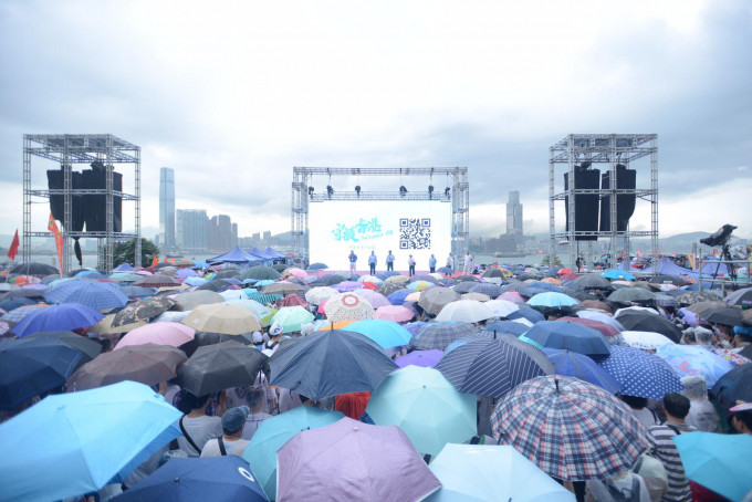 大批市民参加集会。