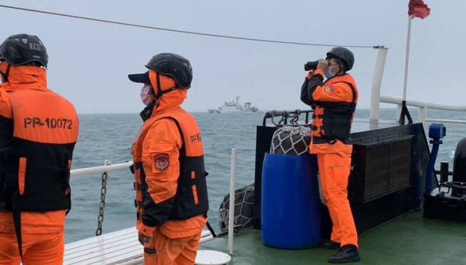 台灣的海巡人員在馬祖海域搜尋落海失蹤的大陸漁民。