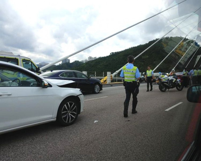 汀九桥4车相撞意外警员到场调查。网民:Ky Chow‎香港突发事故报料区