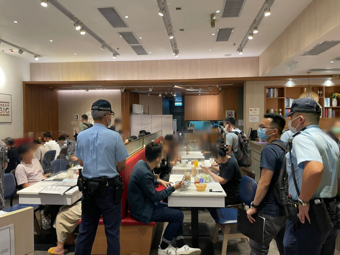 警方联同食环署人员突击巡查青衣区内多间餐厅。 警方图片