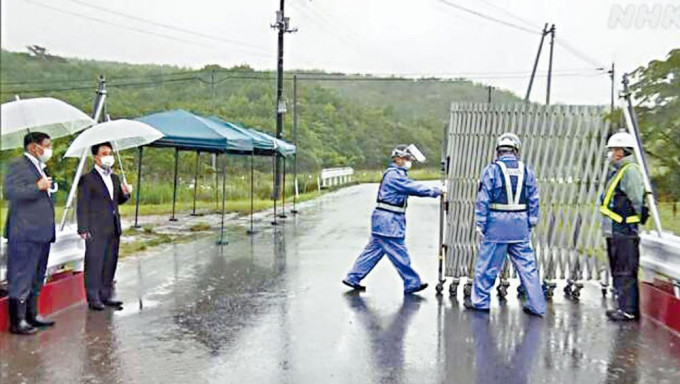 福岛县葛尾村周日解除避难指示，拆除限制出入围栏。