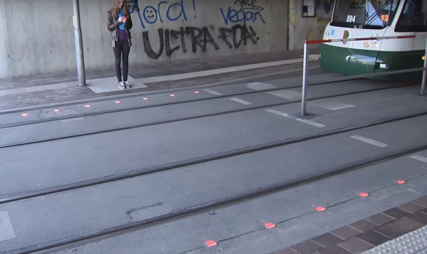 荷蘭試行「地面交通燈」，提醒低頭族過馬路。網上圖片