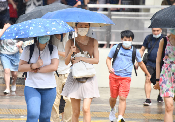 预测今日多云有几阵雨。资料图片