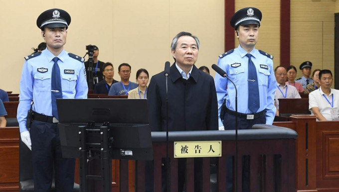 上海市人大常委会原党组书记、主任董云虎受贿被判无期徒刑。