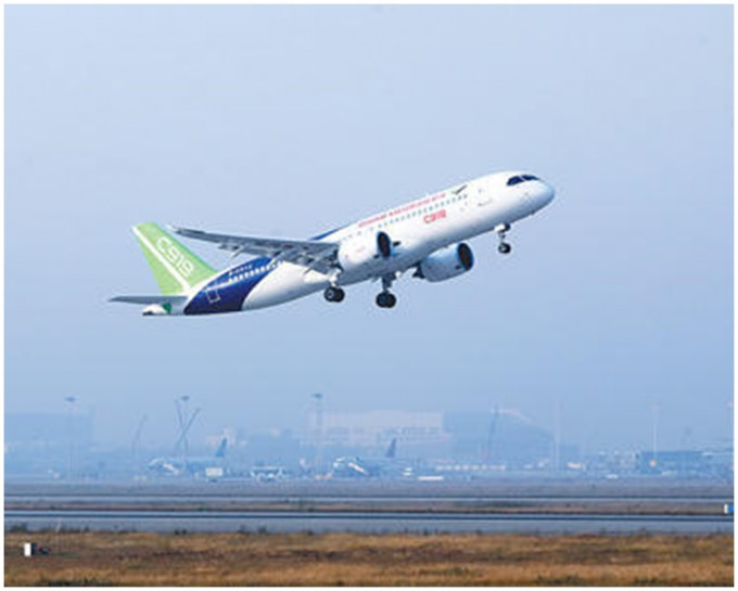 C919飞机昨日在上海浦东国际机场顺利完成第三次试飞 。网图