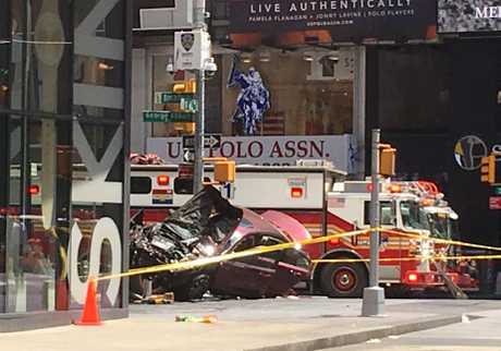 紐約市時代廣場一輛私家車高速駛上行人路撞向行人。AP