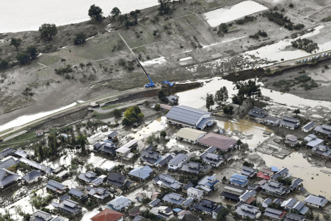 台风海贝思侵袭日本，死亡人数上升至67人。不少河川溃堤，民众面对遍布泥水面目全非的家园，感叹灾后情景如海啸侵袭。AP