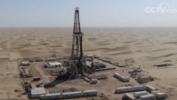 新疆塔裡木盆地富滿油田的果勒3C井順利完鑽，以9396米井深刷新亞洲陸上最深油氣水平井紀錄。央視截圖