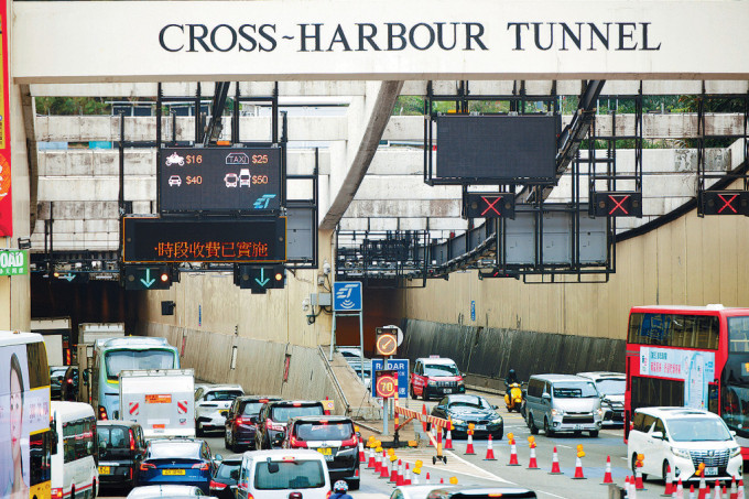 三隧实施分时段收费首个工作天，红隧和东隧早上的车流都有所下降，西隧车流则上升，交通情况初步有改善。
