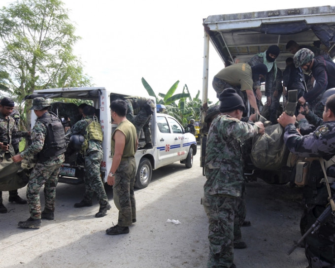 菲律賓政府軍在南部小鎮與伊斯蘭分離組織連日戰鬥。網圖