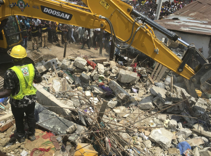 尼日利亚有3层高的建筑物倒塌，超过100人被困在废墟下。AP