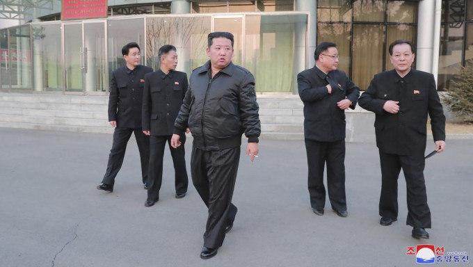 金正恩视察朝鲜航空航天发展局，计画发射更多侦察卫星以提升国防力量。