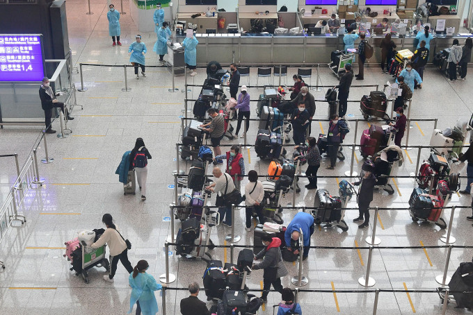 消息指當局正考慮在機場分隔內地及外國航班的旅客，進一步防止交叉感染。資料圖片