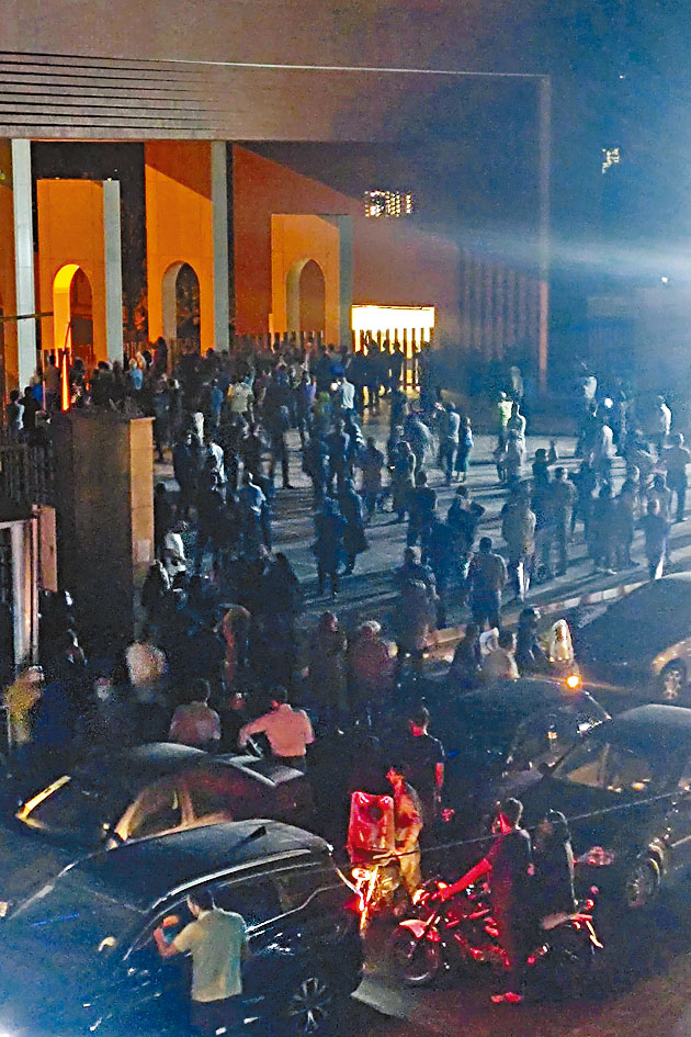 在德黑蘭的謝里夫理工大學門外，周日晚聚集大批人群。