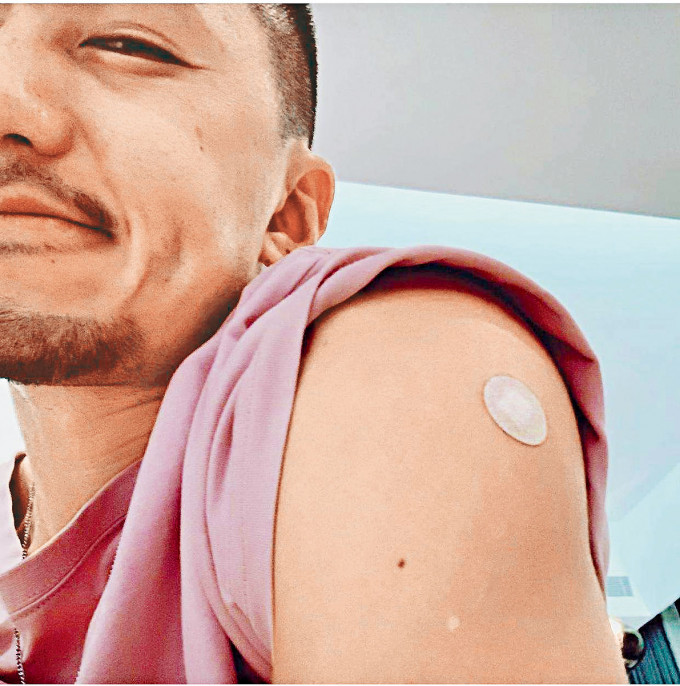 袁伟豪以身作则，呼吁粉丝齐注射疫苗。