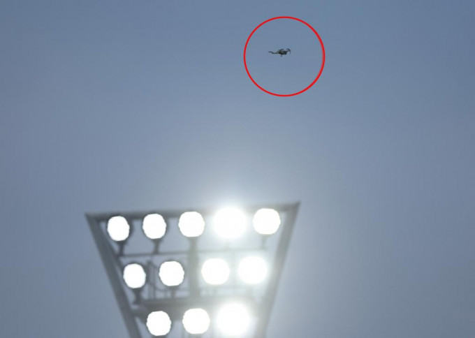 一架无人机(红圈)于上半场突然飞入球场上空。REUTERS