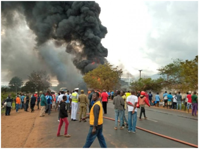 坦桑尼亚发生油车爆炸，62死70伤。网图