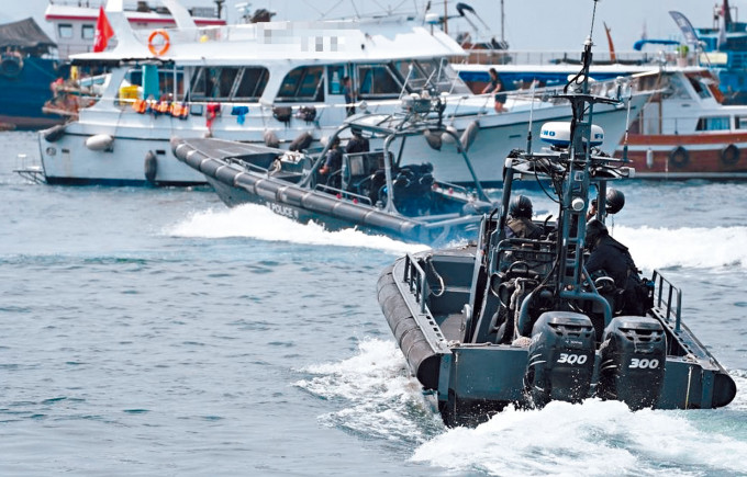 ■警方展开「冠场」反毒品行动，更出动水警小艇队在西贡海面巡查有否船只超载。