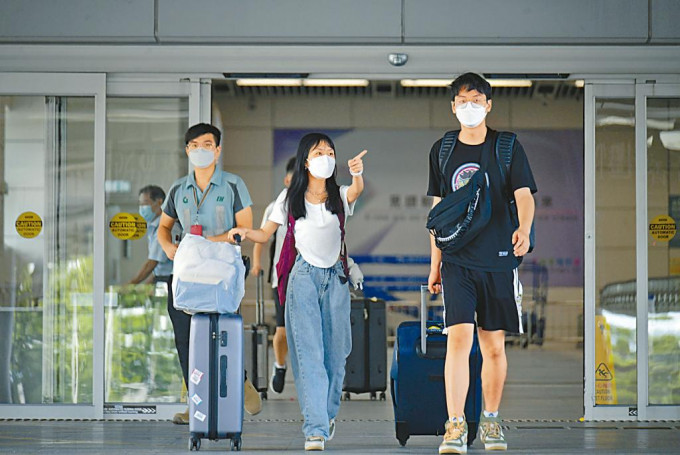 香港第五波疫情後入境配額收緊，滯留內地優專才及學生等難返港更新入境簽證。
