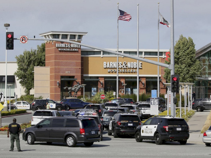 三藩市市郊購物商場發生槍擊案多人受傷。AP