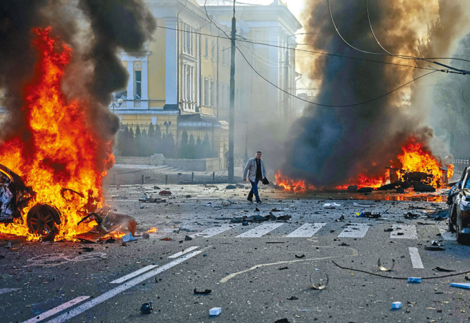乌克兰首都基辅市中心周一遭俄罗斯导弹袭击，街上有汽车焚烧，冒出黑烟。