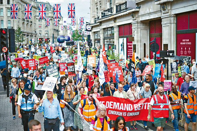 示威者上周六在倫敦參加工會組織的遊行，抗議政府的政策。