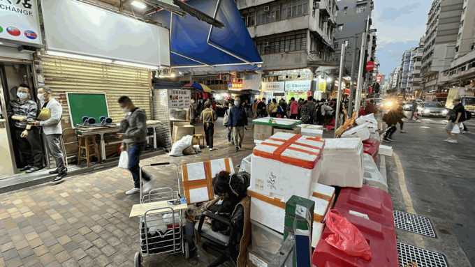 政府建议提高乱抛垃圾罚款额。资料图片