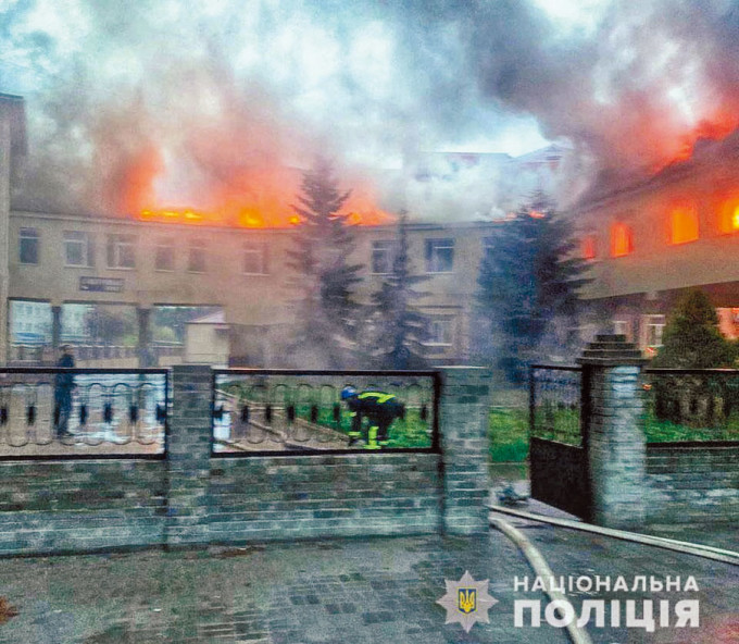烏東頓涅茨克利曼市一家醫院，周五被俄軍炮火擊中起火。