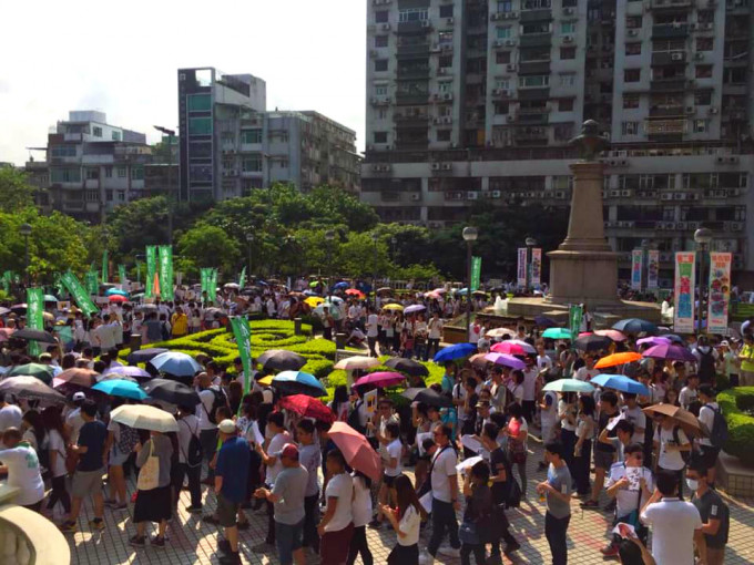 澳門有幾百人遊行反對澳門與內地駕照互認計劃。蘇嘉豪facebook