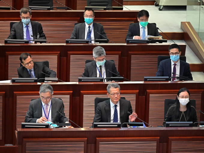 陈茂波等官员出席立法会财委会会议。