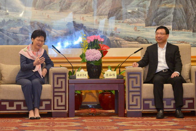 陈如桂（右）热烈欢迎港府代表访问深圳。
