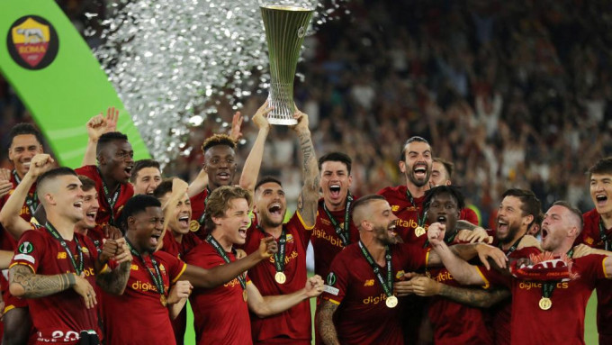 罗马赢得欧协联疯狂庆祝，被敌对球迷嘲笑。Reuters