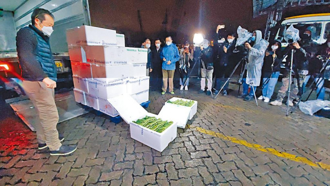 蔬菜經抽驗後運抵長沙灣批發市場。