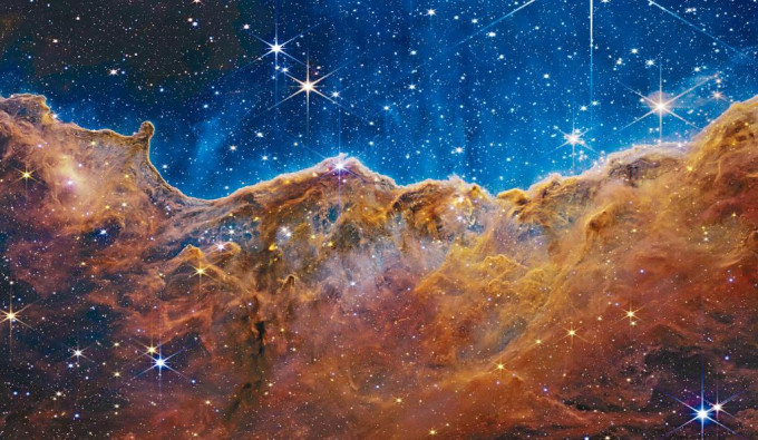 船底座星云一个恒星区域中的「山脉」和「山谷」形成「宇宙悬崖」。