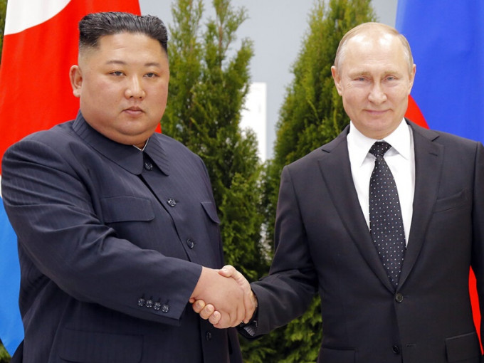 金正恩(左)与普京首次会谈。AP
