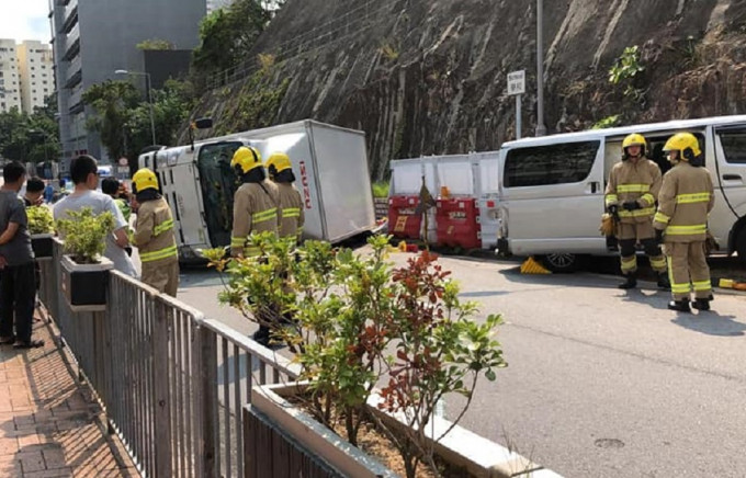 興盛路發生3車相撞。FB「吳劍昇議員辦事處」圖片