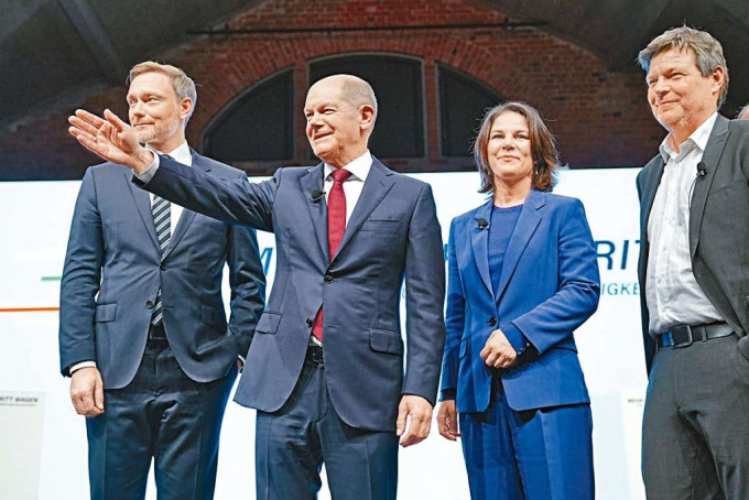肖爾茨（左二）周三在柏林與自民黨及綠黨領袖出席記者會。
