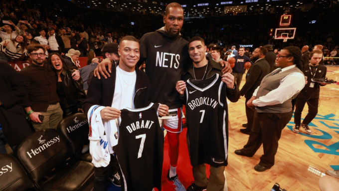 麦巴比(左)和阿舒拉夫(右)结伴睇NBA捧杜伦(中)场。网上图片