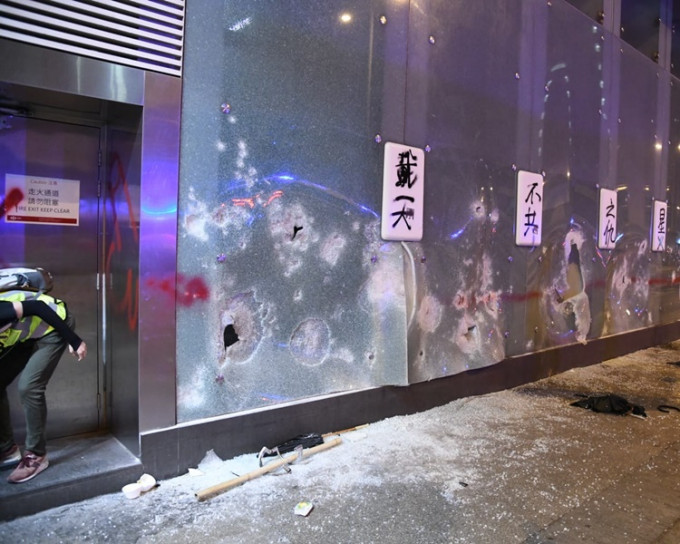 旺角彌敦道匯豐銀行玻璃被刑事毀壞。丁志雄攝