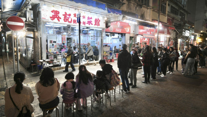 近日天氣轉冷，煲仔飯店大排長龍 本地市民和遊客各佔一半