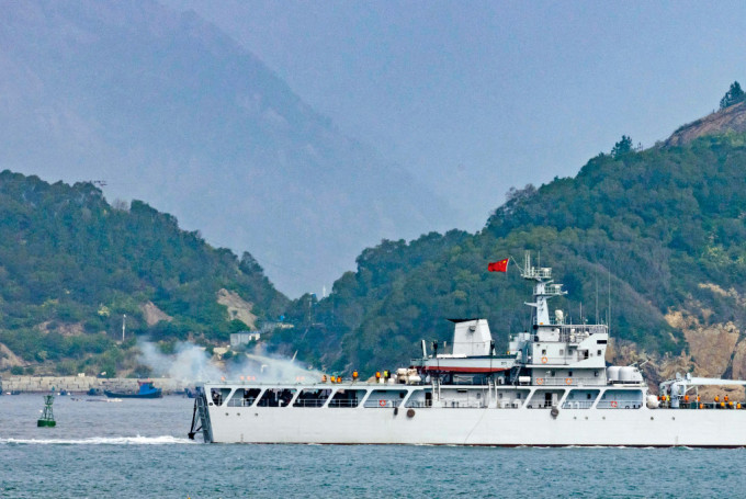 大陆军舰昨天在福州海域进行实弹射击演习。