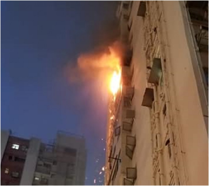 均益大廈一期有火警。中西區區議員楊學明圖片