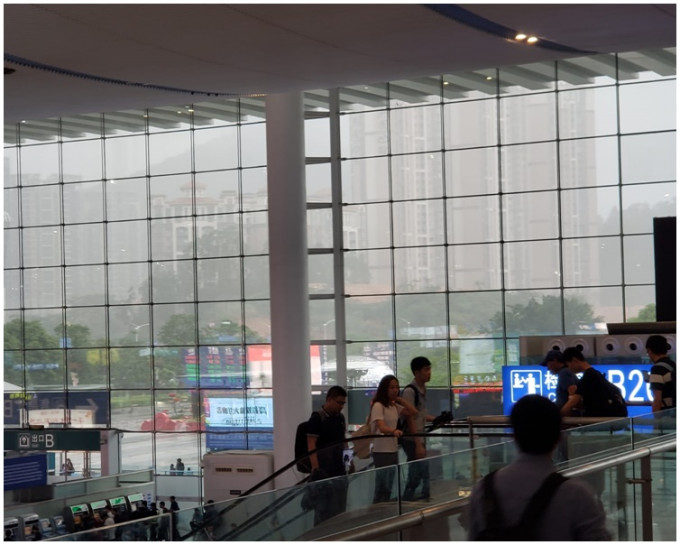 深圳北站因暴雨列車延誤導致大批旅客滯留。市民提供