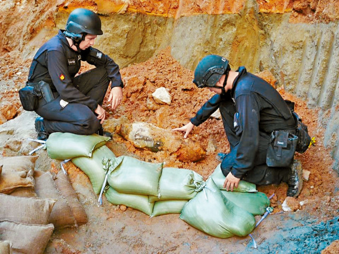 爆炸品處理課人員堆起沙包處理炸彈。